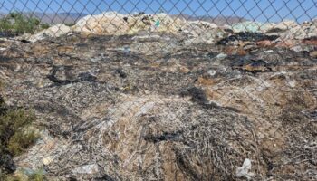 Ecologistas denuncian un vertedero de residuos agrícolas junto a la Rambla de Inox, en el Campo de Níjar