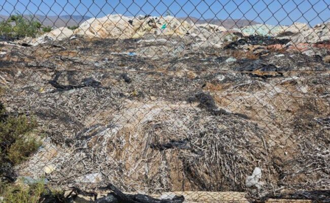 Ecologistas denuncian un vertedero de residuos agrícolas junto a la Rambla de Inox, en el Campo de Níjar