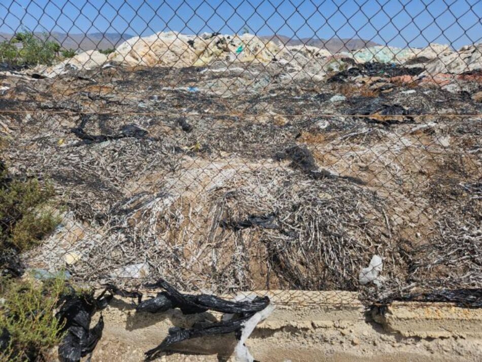 Ecologistas denuncian un vertedero de residuos agrícolas junto a la Rambla de Inox, en el Campo de Níjar