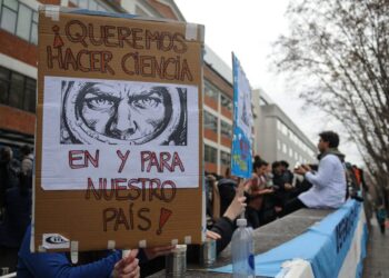 Veinticuatro premios Nobel exigen a Milei que revierta el ajuste contra el sistema científico