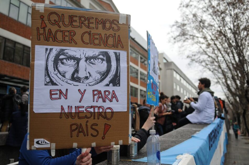 Veinticuatro premios Nobel exigen a Milei que revierta el ajuste contra el sistema científico