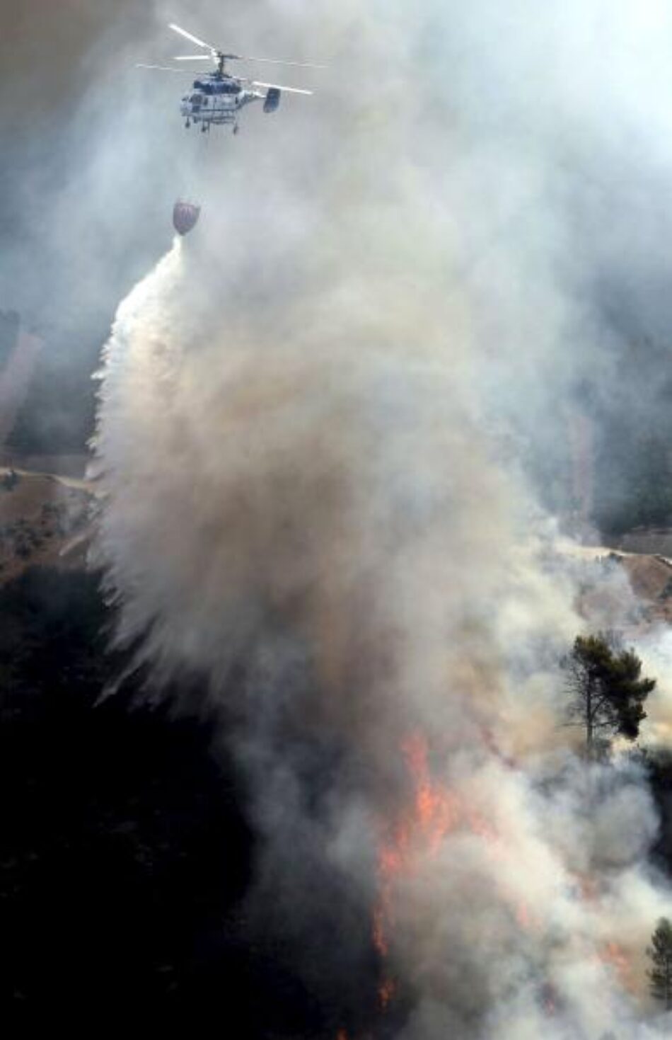 Los helicópteros rusos Kamov, que apagaban los incendios más difíciles en España, llevan dos años en tierra sin que se pida a Bruselas una excepción para permitir su reactivación