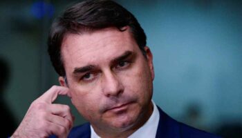 Citan a Flávio Bolsonaro a declarar sobre presunta calumnia a Lula