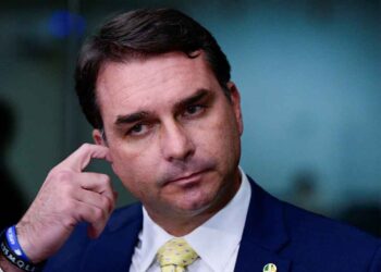 Citan a Flávio Bolsonaro a declarar sobre presunta calumnia a Lula