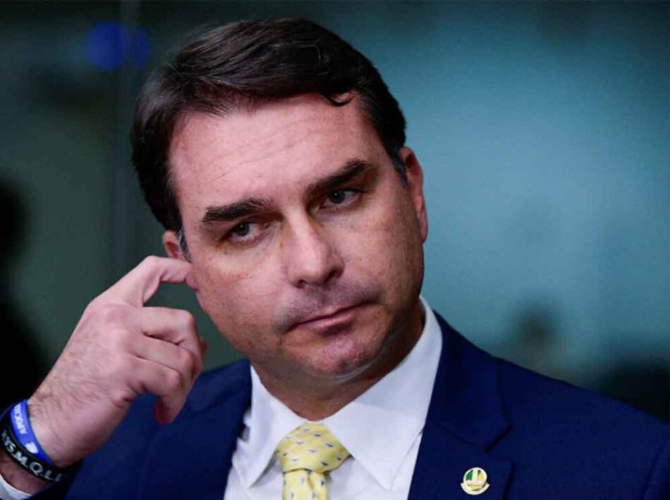 Citan a Flávio Bolsonaro a declarar sobre presunta calumnia a Lula