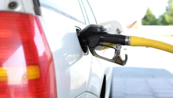 La gasolineras aprovechan las nuevas medidas del Gobierno para inflar sus márgenes: la gasolina 95 sube 4 céntimos de más y el gasóleo 7