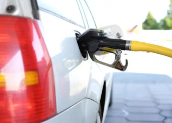 La gasolineras aprovechan las nuevas medidas del Gobierno para inflar sus márgenes: la gasolina 95 sube 4 céntimos de más y el gasóleo 7