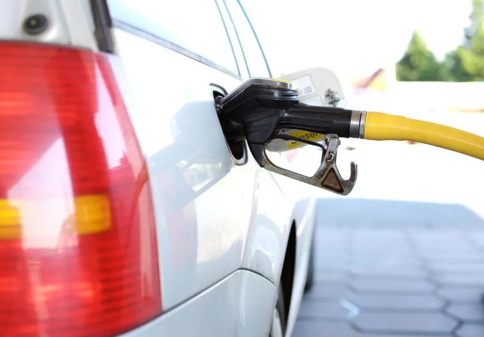 La gasolineras aprovechan las nuevas medidas del Gobierno para inflar sus márgenes: la gasolina 95 sube 4 céntimos de más y el gasóleo 7