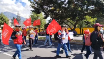 Maestros ecuatorianos marchan contra extensión de jornada laboral