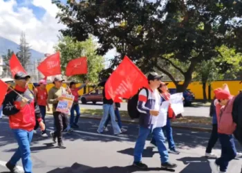 Maestros ecuatorianos marchan contra extensión de jornada laboral