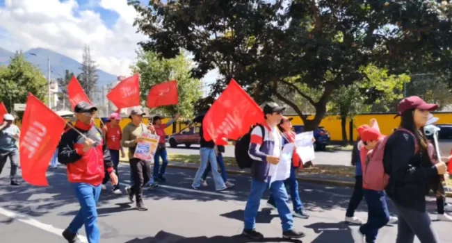 Maestros ecuatorianos marchan contra extensión de jornada laboral
