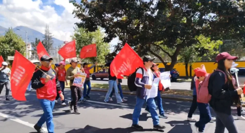 Maestros ecuatorianos marchan contra extensión de jornada laboral