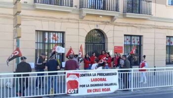 Las trabajadoras de Cruz Roja se concentran bajo el lema “Estamos quemadxs y no es del sol (aunque también)”