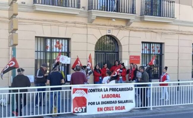 Las trabajadoras de Cruz Roja se concentran bajo el lema “Estamos quemadxs y no es del sol (aunque también)”