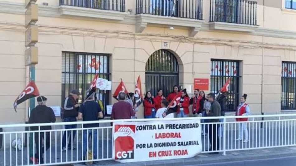Las trabajadoras de Cruz Roja se concentran bajo el lema “Estamos quemadxs y no es del sol (aunque también)”