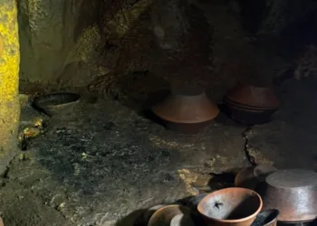 Hallan 179 piezas arqueológicas en cueva del sur de México