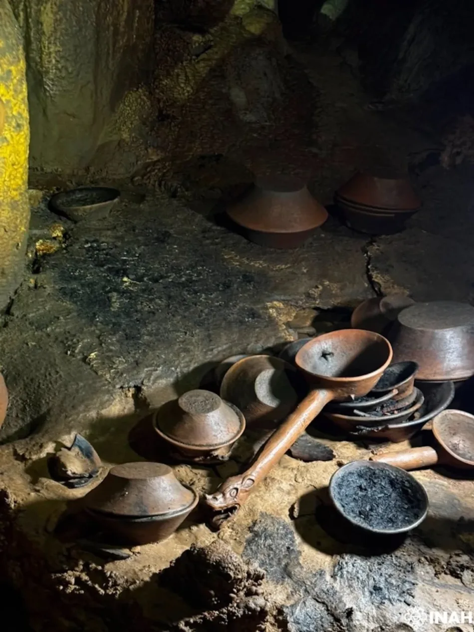 Hallan 179 piezas arqueológicas en cueva del sur de México