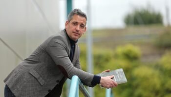 Joseba Eceolaza presenta en Conil su último libro «Las voces de la República»