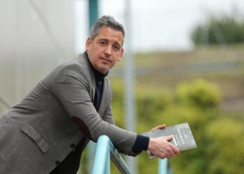Joseba Eceolaza presenta en Conil su último libro «Las voces de la República»