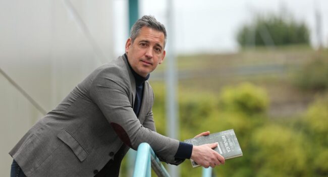Joseba Eceolaza presenta en Conil su último libro «Las voces de la República»