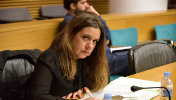Compromís denuncia que la política de empleo del Consell del PP se basa en el aumento del salario de los altos cargos
