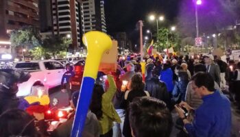 Ecuatorianos se movilizan en Quito por la revocatoria de Noboa