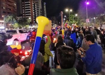 Ecuatorianos se movilizan en Quito por la revocatoria de Noboa