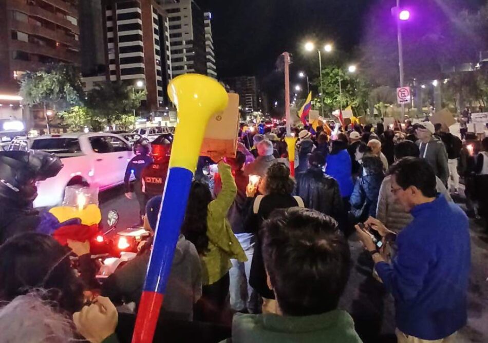 Ecuatorianos se movilizan en Quito por la revocatoria de Noboa