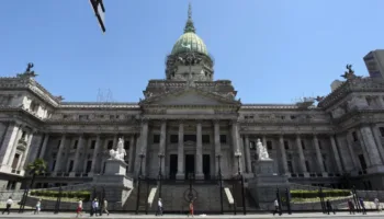 Presentan proyecto en Argentina para limitar decisiones del Ejecutivo ante el FMI
