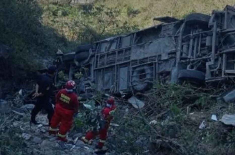 Al menos 14 pasajeros muertos en un accidente de autobus en Perú