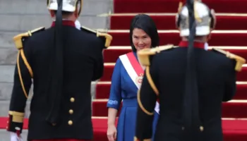 Keiko Fujimori jura en Perú con medio país en contra
