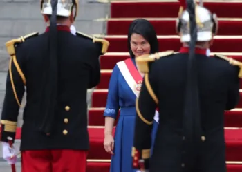 Keiko Fujimori jura en Perú con medio país en contra