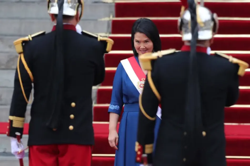 Keiko Fujimori jura en Perú con medio país en contra