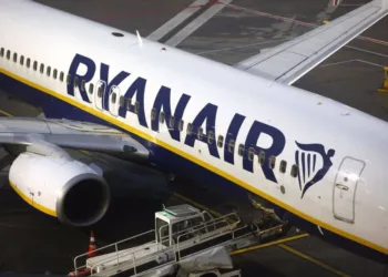 FACUA critica que eurodiputados de PSOE, Sumar, Podemos, ERC, BNG, Bildu, PP, Vox y SALF apoyasen legalizar el recargo en los vuelos en aerolíneas