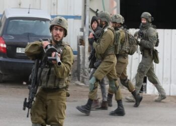 Israel arresta a decenas de palestinos en Cisjordania y mata a cinco en Gaza