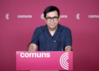 Pisarello: “Davant l’emergència climàtica, Catalunya no necessita més avions, sinó regeneració urbana, refugis climàtics i inversió en Rodalies”