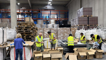 Alimentos, insumos sanitarios y otros materiales solidarios para Cuba salen del Puerto de Bilbao 