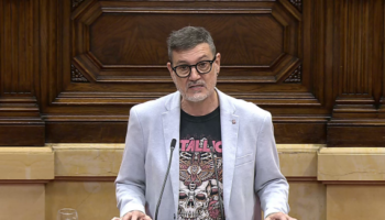 El Parlament avala la proposta dels Comuns per implantar una vinyeta per ús de les vies i limitar els avançaments de camions a l’AP-7
