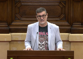 El Parlament avala la proposta dels Comuns per implantar una vinyeta per ús de les vies i limitar els avançaments de camions a l’AP-7