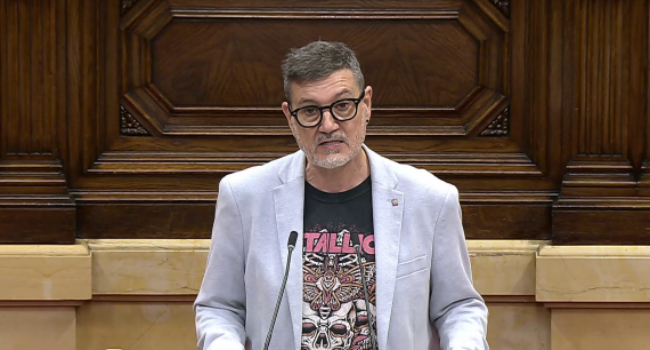 El Parlament avala la proposta dels Comuns per implantar una vinyeta per ús de les vies i limitar els avançaments de camions a l’AP-7