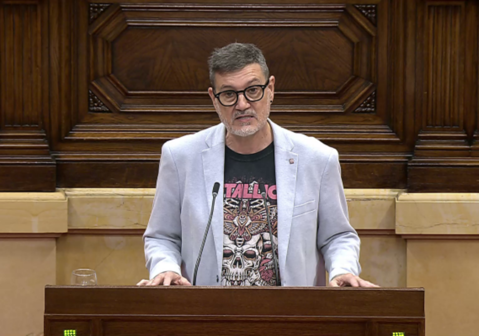 El Parlament avala la proposta dels Comuns per implantar una vinyeta per ús de les vies i limitar els avançaments de camions a l’AP-7