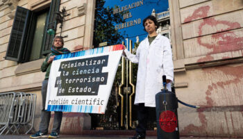 Tres científicos a juicio por una protesta climática noviolenta: la Fiscalía pide 18 meses de prisión y Amnistía Internacional alerta de una posible vulneración del derecho a la protesta