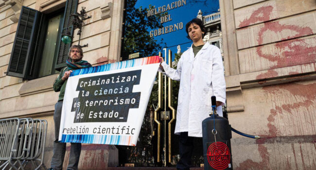 Tres científicos a juicio por una protesta climática noviolenta: la Fiscalía pide 18 meses de prisión y Amnistía Internacional alerta de una posible vulneración del derecho a la protesta