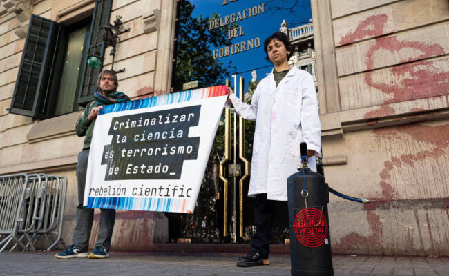 Tres científicos a juicio por una protesta climática noviolenta: la Fiscalía pide 18 meses de prisión y Amnistía Internacional alerta de una posible vulneración del derecho a la protesta