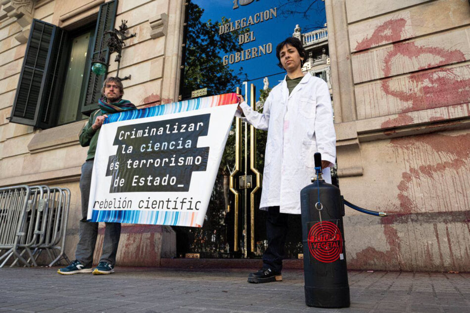 Tres científicos a juicio por una protesta climática noviolenta: la Fiscalía pide 18 meses de prisión y Amnistía Internacional alerta de una posible vulneración del derecho a la protesta