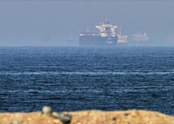 Irán: superpetrolero impacta contra 2 minas navales en ruta ilegal en Ormuz