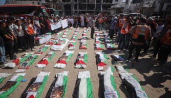 Gaza despide a 50 palestinos recuperados de entre los escombros