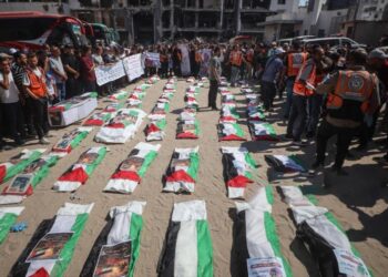 Gaza despide a 50 palestinos recuperados de entre los escombros