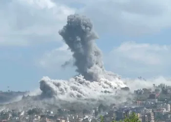 Buques de guerra israelíes bombardean el sur del Líbano