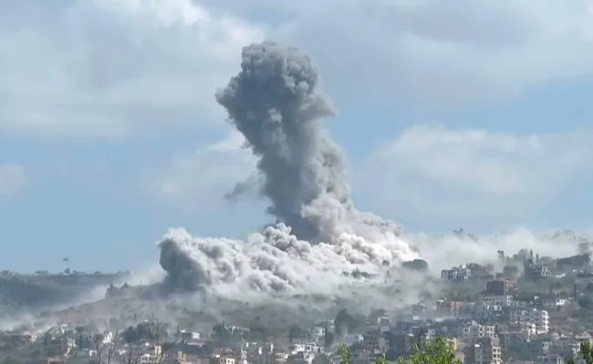 Buques de guerra israelíes bombardean el sur del Líbano